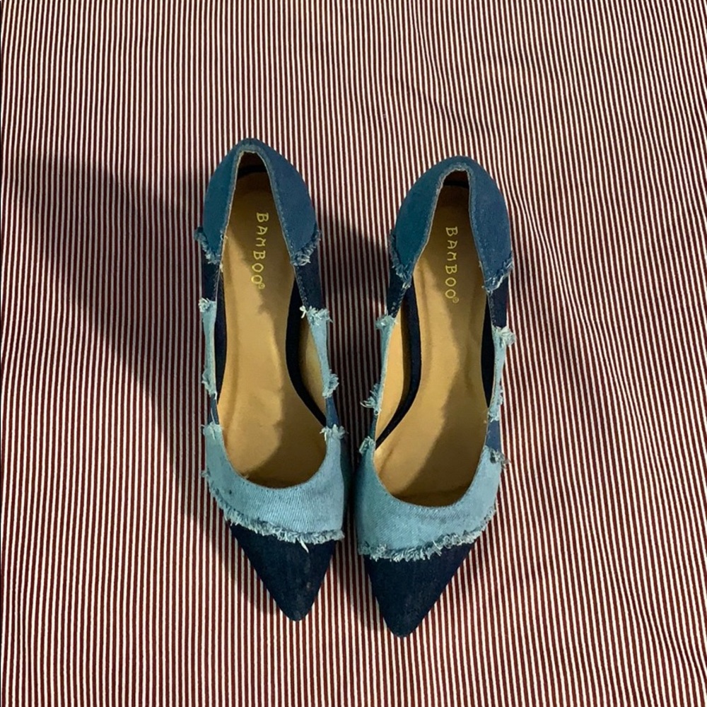 Denim pointy toed pumps